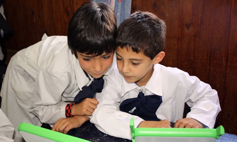 Dos niños usando tablas para dibujar. Educación y Tecnología - Banco Interamericano de Desarrollo - BID 