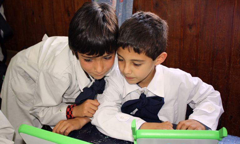 Dos niños usando tablas para dibujar. Educación y Tecnología - Banco Interamericano de Desarrollo - BID
