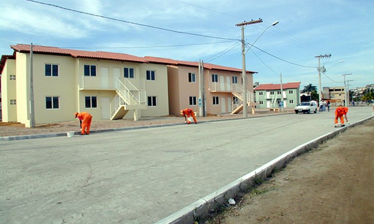 Trabajadores pintando vía pública en barrio residencial. Vivienda y Equidad - Banco Interamericano de Desarrollo - BID 