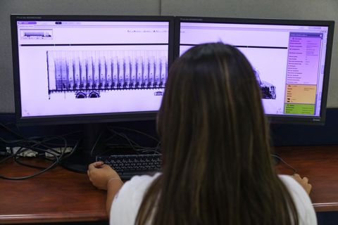 Inspection using a scanner at the San Bartolo’s customs office - Inter American Development Bank - IDB