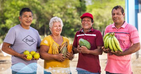 Personas en Perú con Fruta