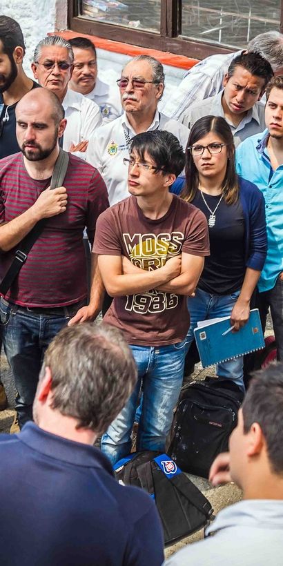 Grupo de personas dialogando. Empresa Privada y Desarrollo de PYME - Banco Interamericano de Desarrollo - BID