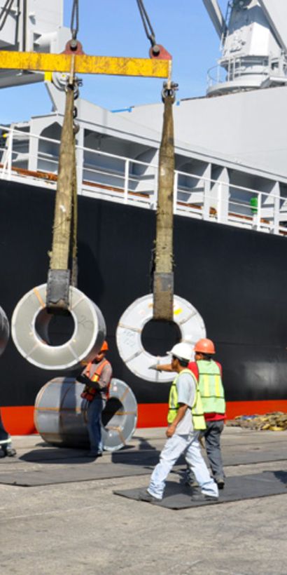 Operarios trabajando para atar elementos a la grúa de un buque. Cooperación Regional - Banco Interamericano de Desarrollo - BID 