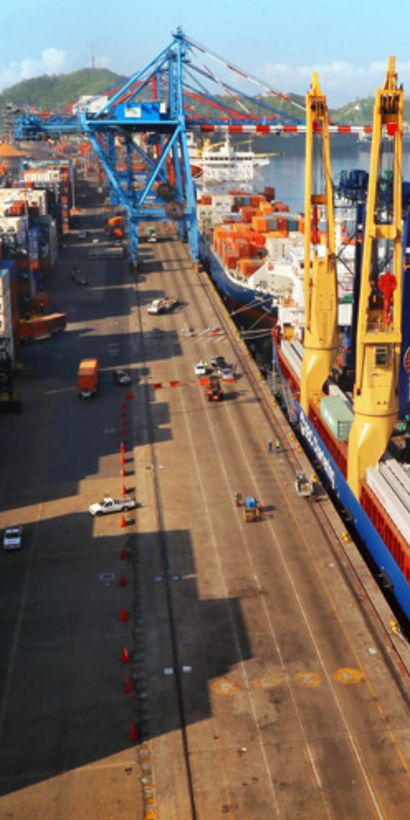 Grúas descargando contenedores de buque en puerto marítimo. Comercio - Banco Interamericano de Desarrollo - BID 