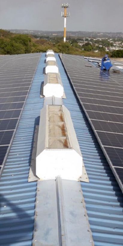 Operarios instalando paneles solares en un techo. Desarrollo Urbano y Energía - Banco Interamericano de Desarrollo - BID 