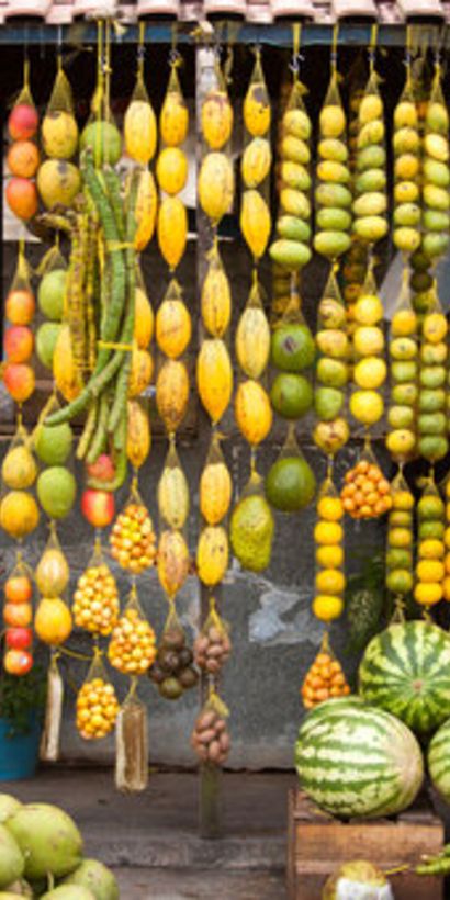 Gran variedad de frutos en exhibición. Economía sostenible - Banco Interamericano de Desarrollo - BID 