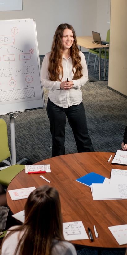 Woman talking in a meeting - Solid waste - Inter American Development Bank - IDB