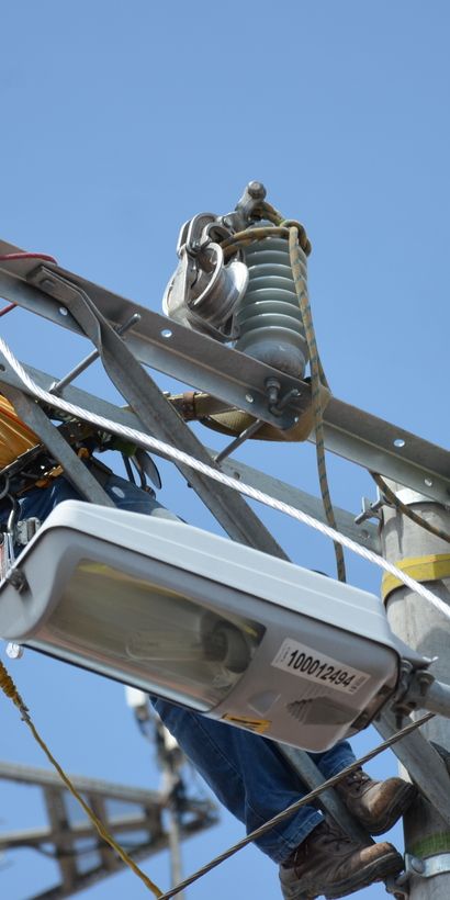 Workers in a tower - Energy - Inter American Development Bank - IDB